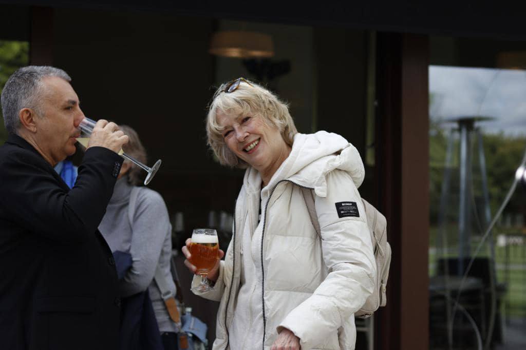 Susi Sánchez, por la mañana, en el Cigarral del Ángel, con el escritor Manuel Vila