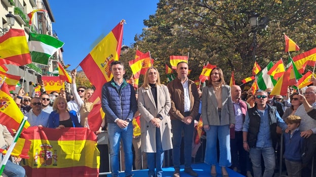 Jorge Saavedra, Marifrán Carazo, Francis Rodríguez y Rocío Díaz, mientras sonaba el himno de Andalucía