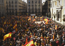 La protesta contra la amnistía de Sánchez a los independentistas desborda la plaza San Jaime de Barcelona