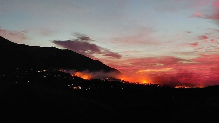 Desalojan a 300 vecinos de Mijas por un incendio forestal de madrugada