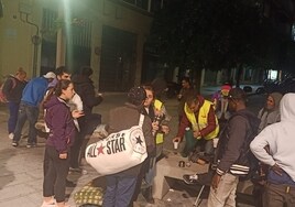 Voluntarios de Cáritas y Cruz Roja ofrecen café caliente y mantas a los temporeros que duermen a la intemperie