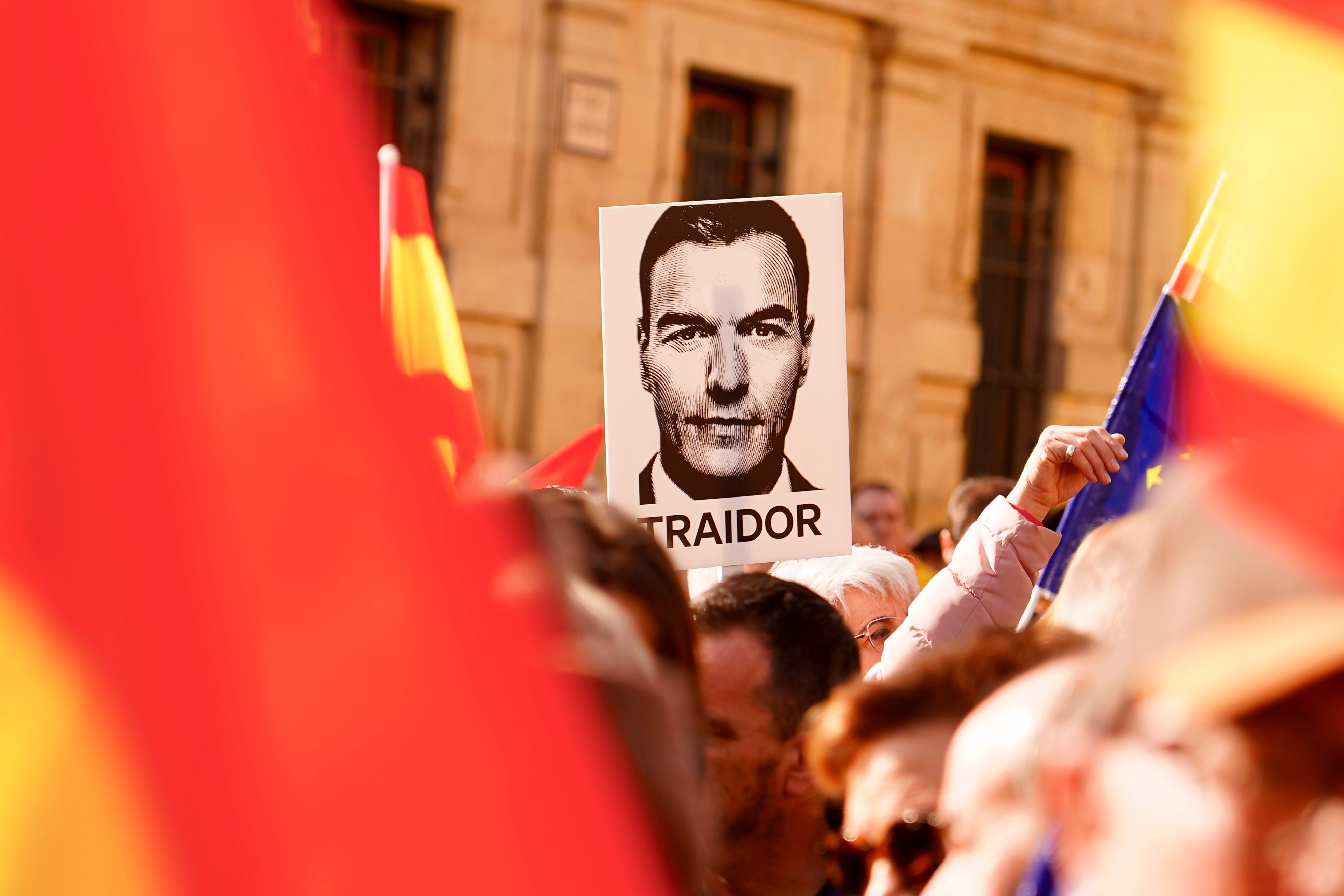 Las pancartas en las que se llamaba "traidor" a Sánchez se mezclaban en León con la imagen de otros socialista locales a los que se tachaba de "cómplices"