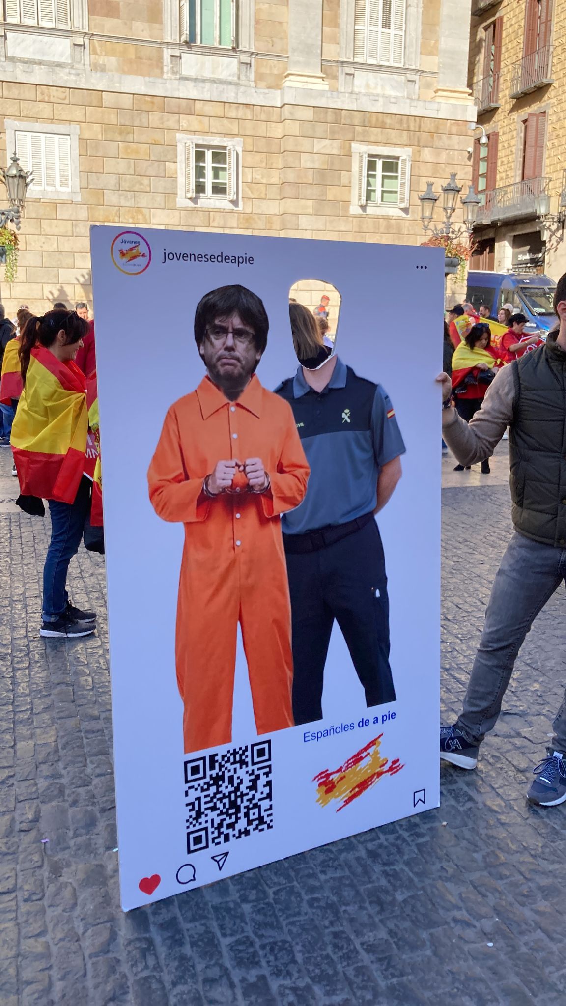 Montaje de Puigdemont junto a un Guardia Civil en las protestas de Barcelona. Asistentes a las protestas en Barcelona: 6.500, según la Guardia Urbana