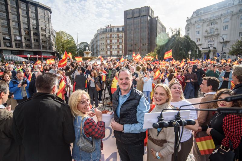 Varios cargos del PP del País Vasco sostienen una pancarta con el lema Por la igualdad de los españoles no a al amnistía. Asistentes a las protestas en Bilbao: 5.000