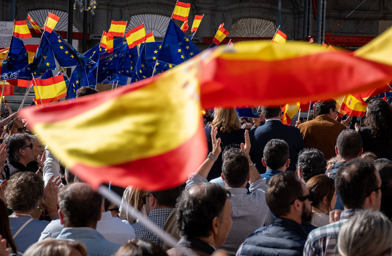 Una bandera de España ondea en la manifestación de Huelva: Asistentes a las protestas de Huelva: 5.000