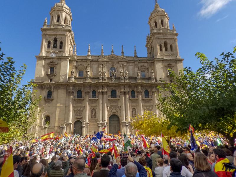 El centro de Jaén abarrotado en protesta por los pactos de investidura: Asistentes a las propuestas de Jaén: 10.000