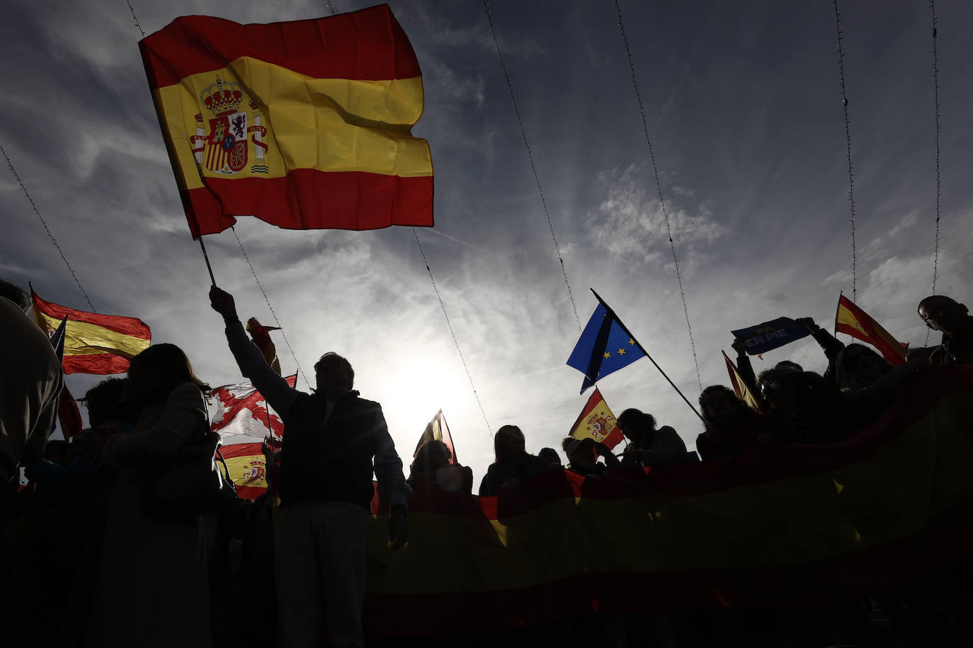 Banderas en la manifestación de Pamplona. Asistentes a las protestas en Pamplona: más de 3.000