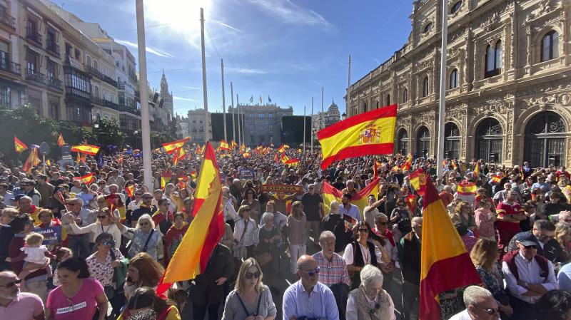 Manifestación en contra de la amnistía. Asiste entre otros Juanma Moreno Bonilla, en la Plaza de San Francisco. Asistentes a las protestas de Sevilla: 30.000