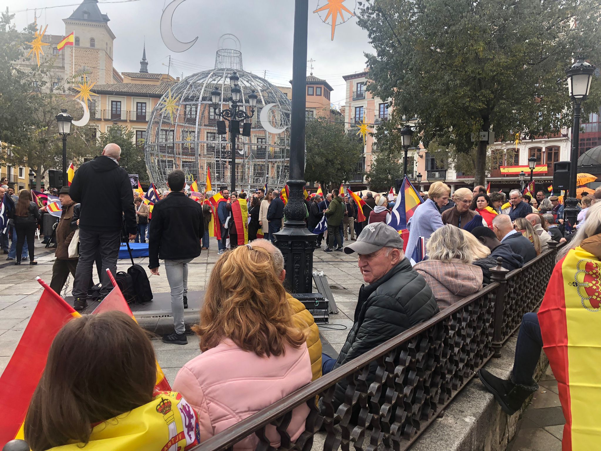 Primeros manifestantes en Toledo, en la plaza de Zocodover. Asistentes a las protestas en Toledo: 10.000