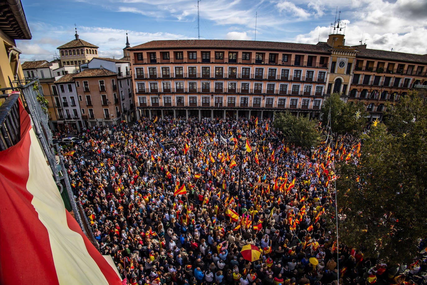 Concentración en la plaza de Zocodover de Toledo contra la amnistía. Asistentes a las protestas en Toledo: más de 10.000