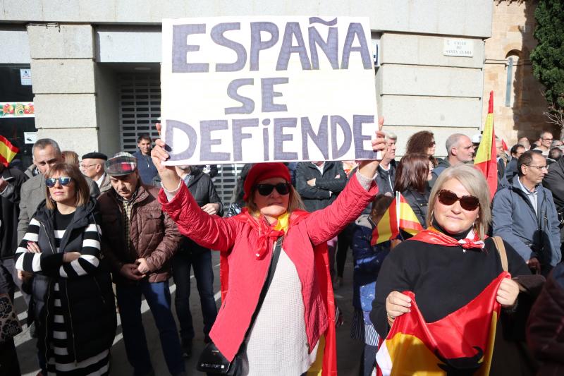 Una manifestante en la concentración zamorana contra la amnistía. Asistentes a las protestas de Zamora: 150