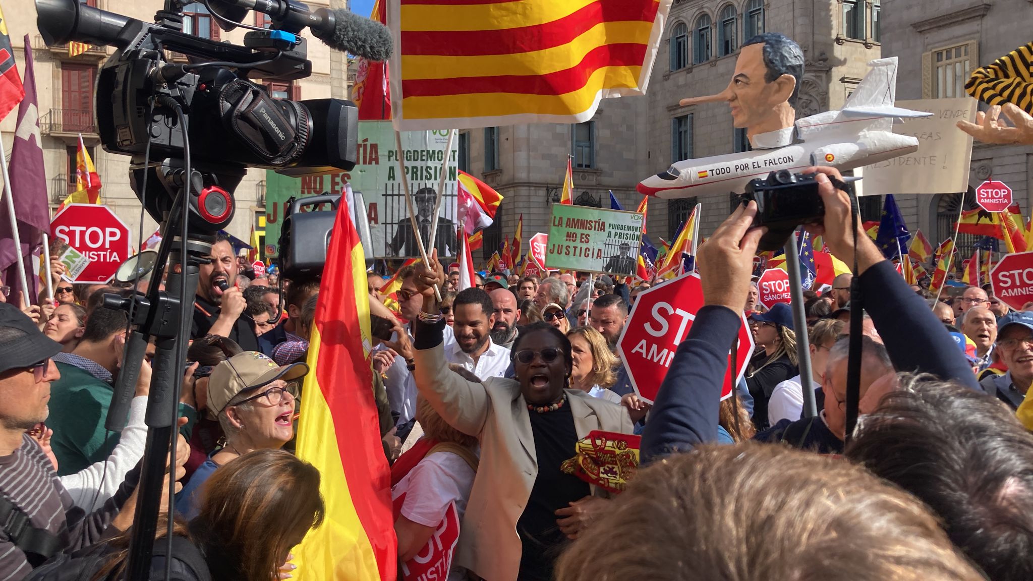 Manifestantes en Barcelona mientras suena el Himno de España. Asistentes a las protestas en Barcelona: 6.500, según la Guardia Urbana