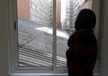 «La encerró, le ató las manos; le tapó la boca con cinta y la violó»