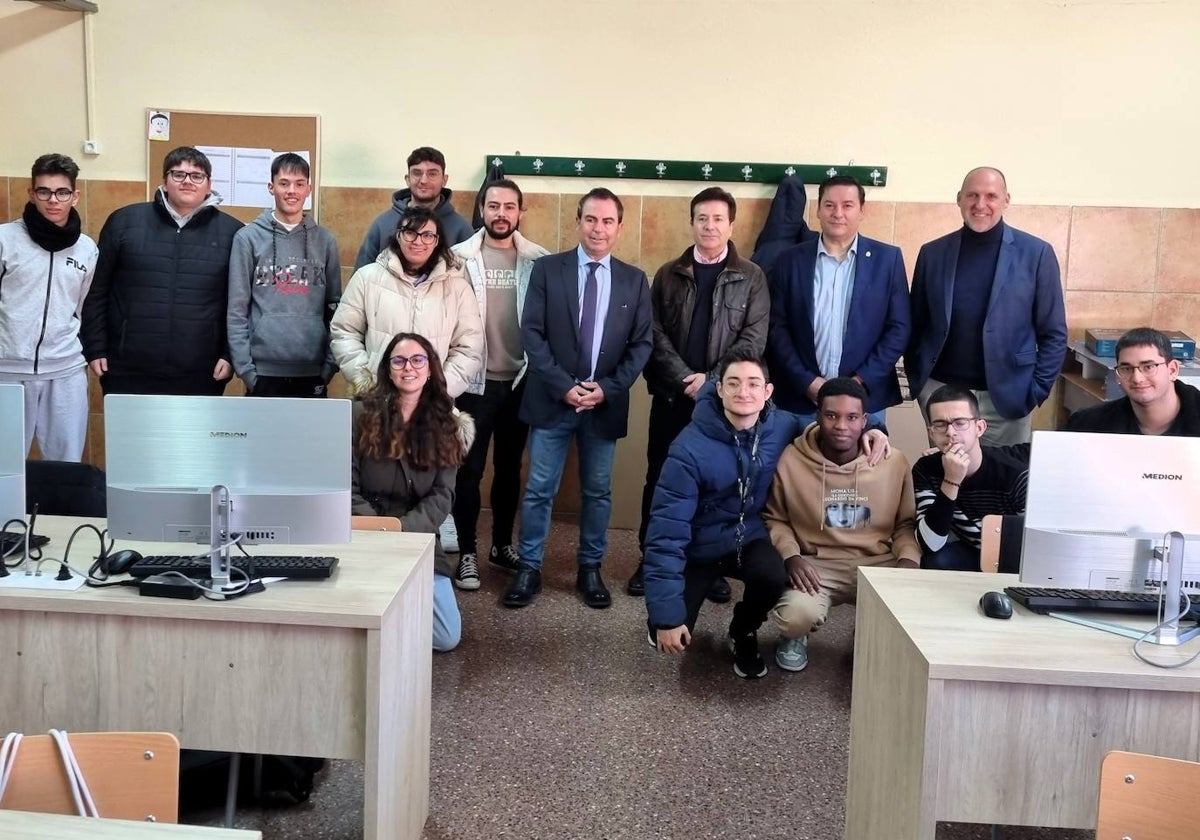 José Gutiérrez y David Gómez con alumnos del instituto de Los Navalmorales