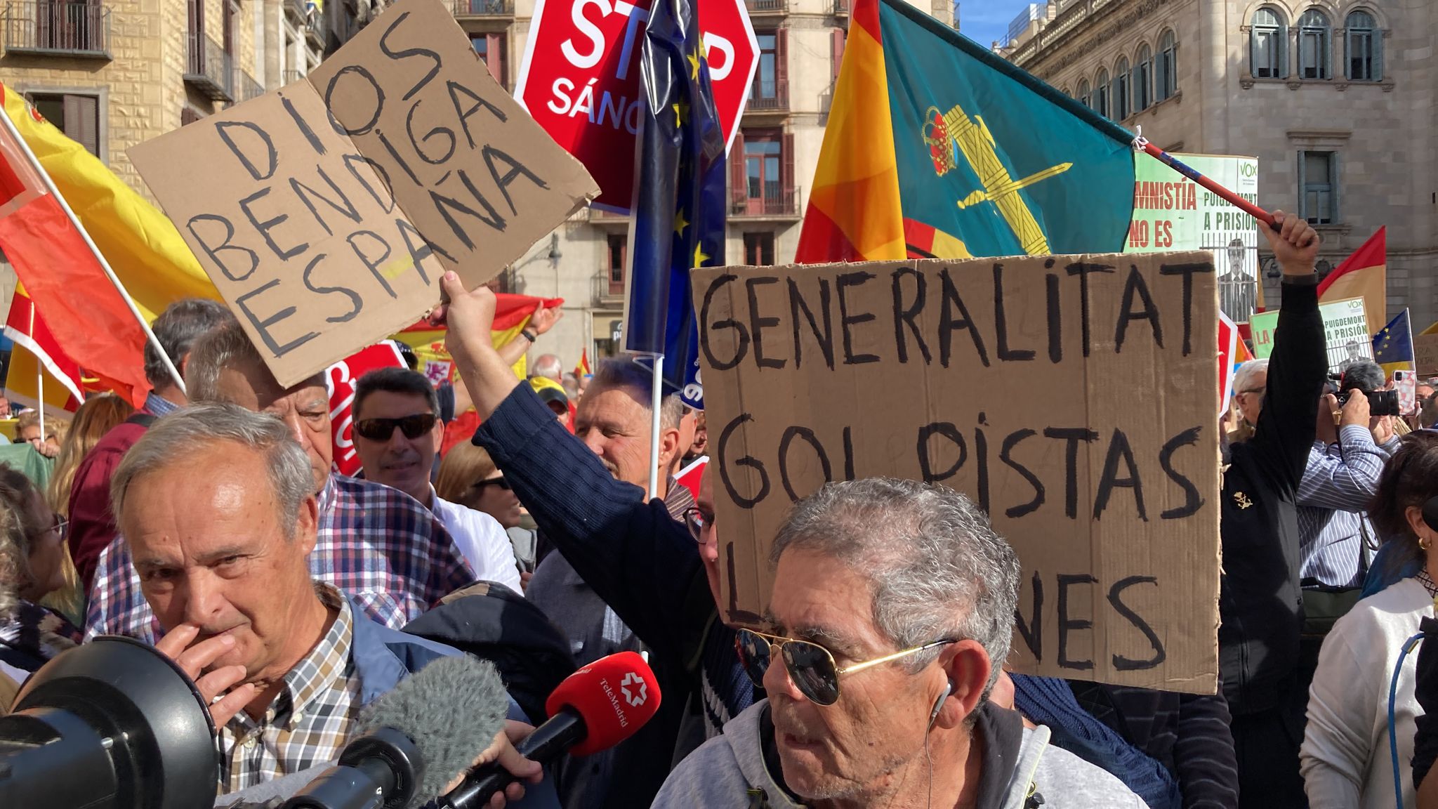 Pancartas en las protestas de Barcelona contra el acuerdo entre PSOE y Junts. Asistentes a las protestas en Barcelona: 6.500, según la Guardia Urbana