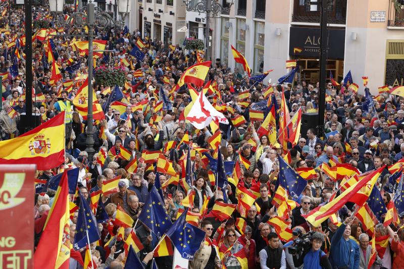 Manifestantes cerca de la Puerta del Sol, Madrid. Asistentes a las protestas en Madrid: medio millón, según el Partido Popular