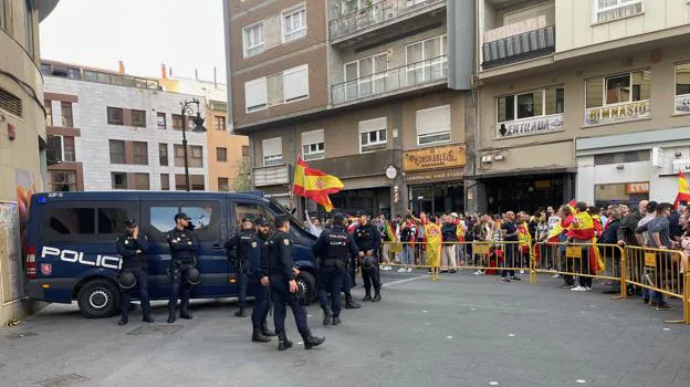 Manifestación frente a la sede del PSOE en Valencia