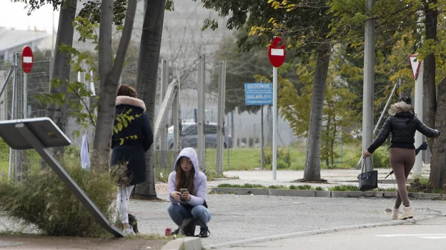 Tres mujeres prostituidas, en el polígono industrial El Gato, en Villaverde