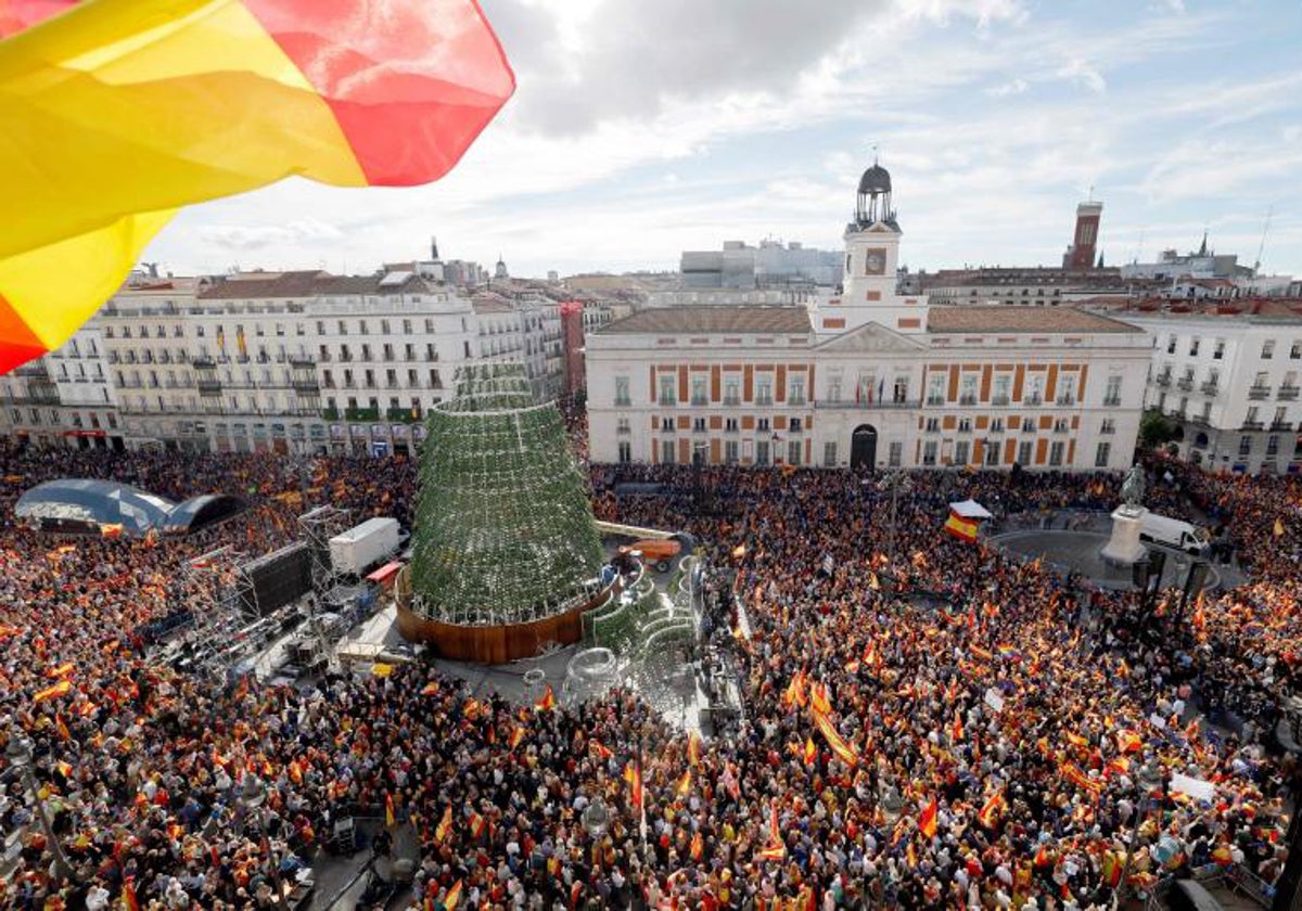 Manifestantes en la Puerta del Sol, Madrid, contra el acuerdo entre PSOE y Junts