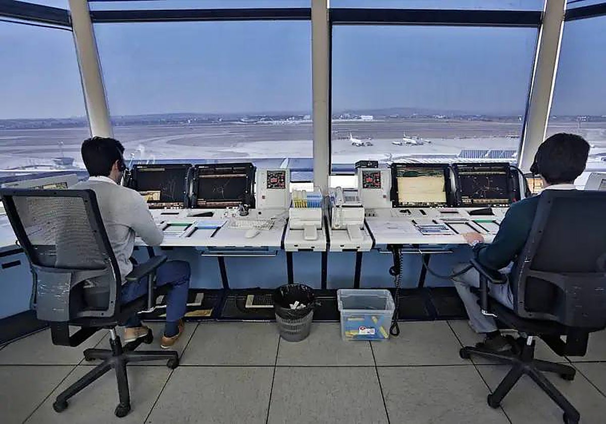 Imagen de archivo de la torre de control del aeropuerto de Valencia