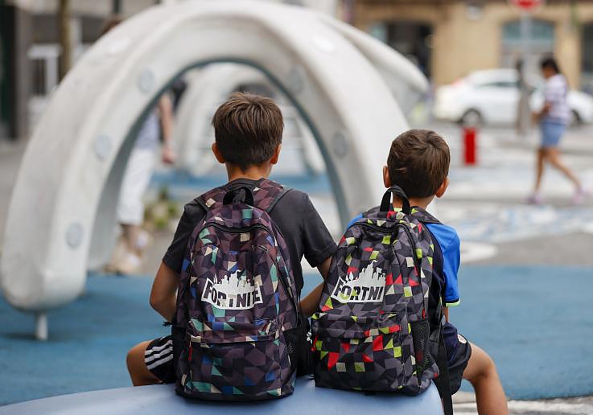 Unos alumnos en su primer día de clase