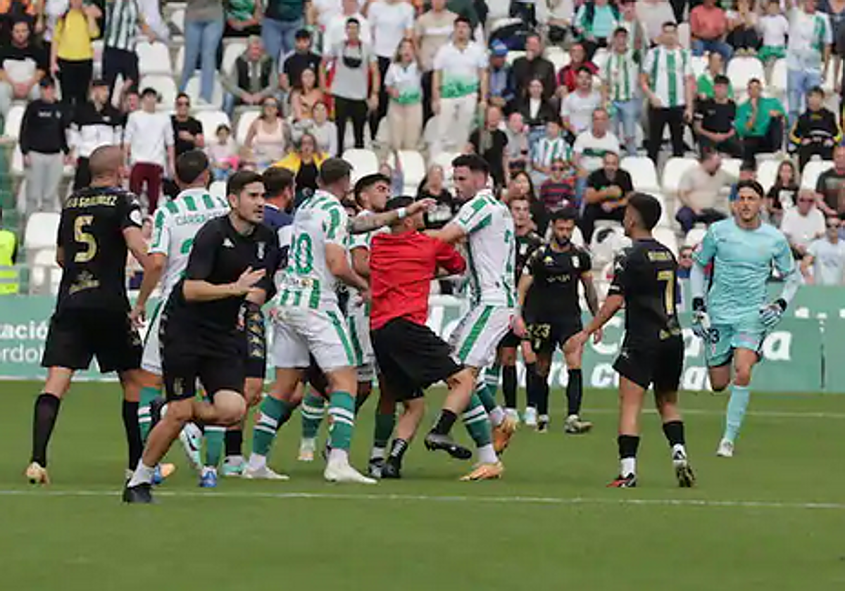 Los jugadores del Córdoba se enzarzan con los del Ceuta