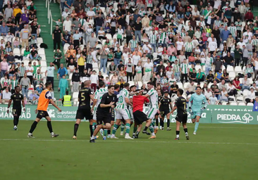 Un final atropellado e inédito en El Arcángel: tangana, ataque epiléptico, expulsiones y 17 minutos de descuento