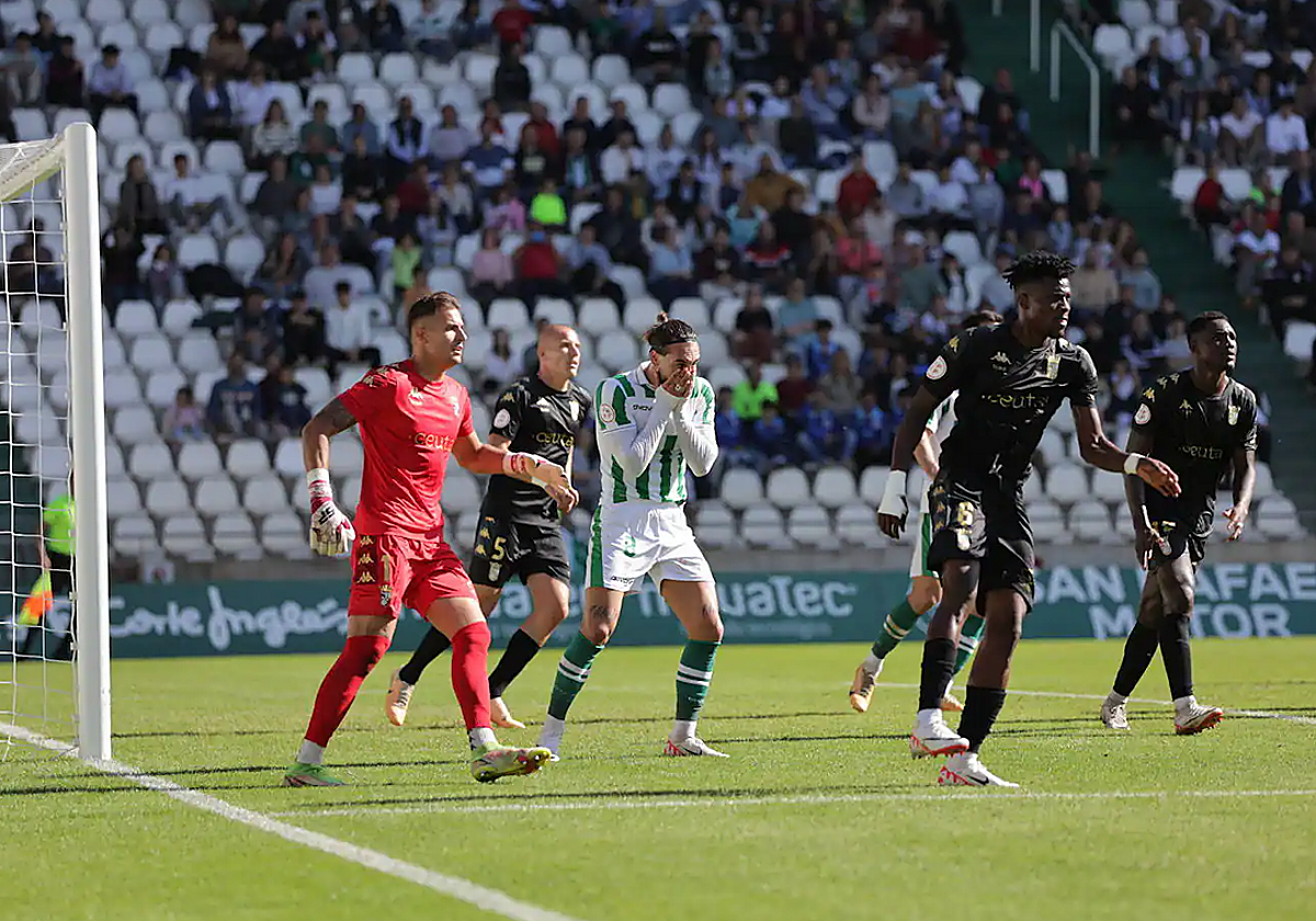 Gudelj se lamenta en el área durante un partido del Córdoba