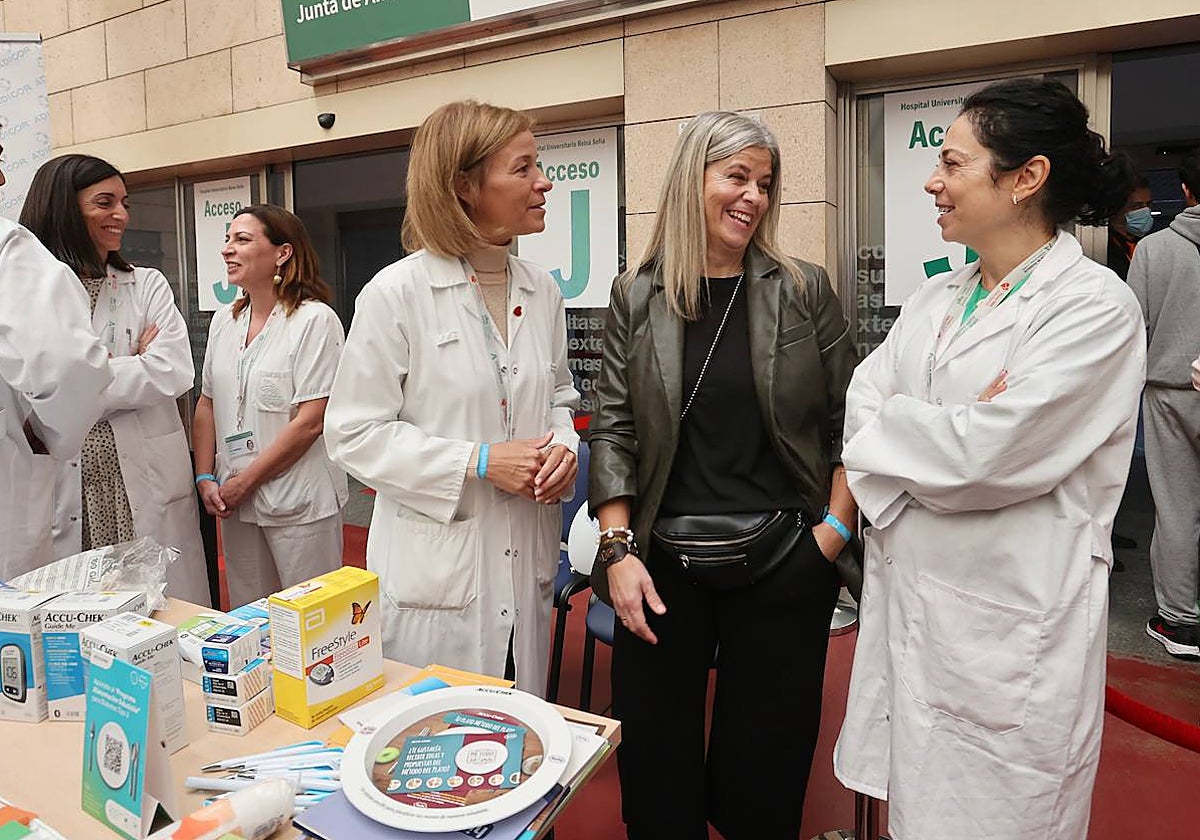 María José Rosal, con profesionales del Reina Sofía en los actos del Día Mundial de la Diabetes