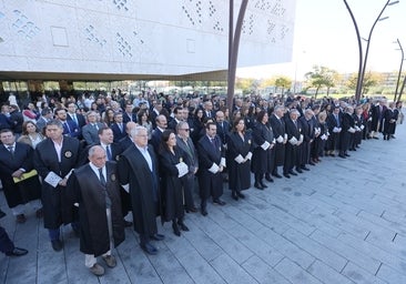 Fotos: jueces,fiscales, abogados....de Córdoba se concentran contra la amnistía pactada por Sánchez y Puigdemont
