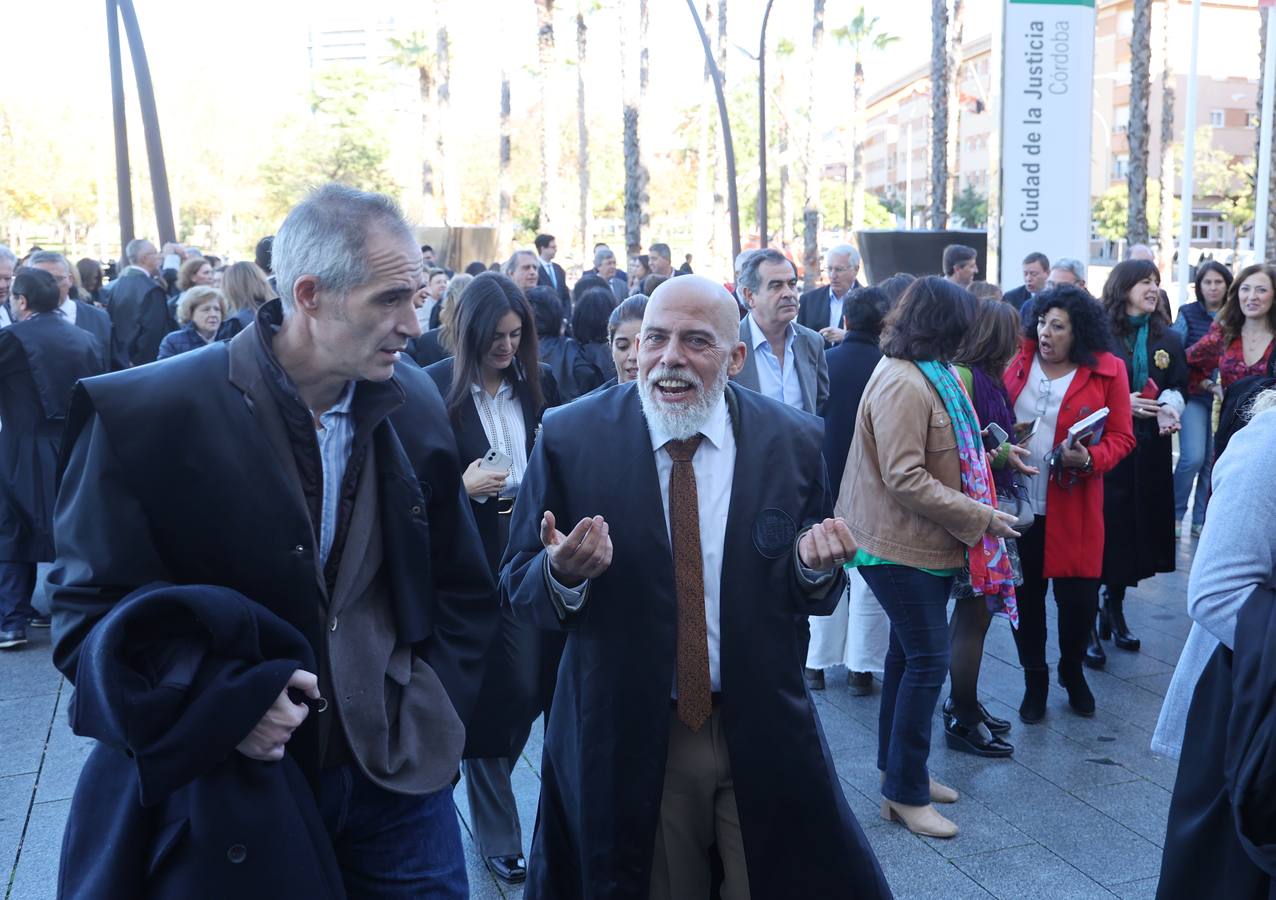 Fotos: jueces,fiscales, abogados....de Córdoba se concentran contra la amnistía pactada por Sánchez y Puigdemont