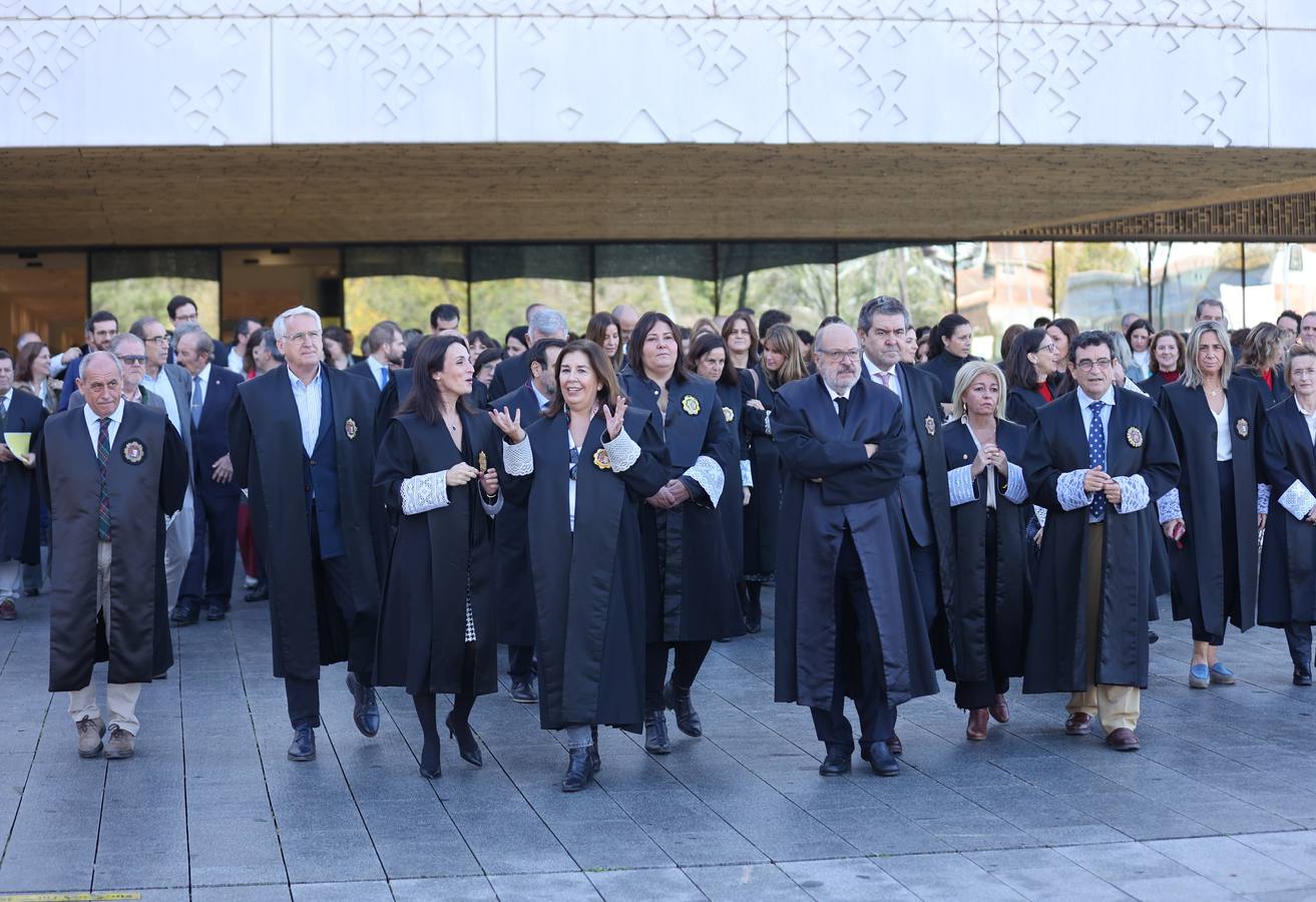 Fotos: jueces,fiscales, abogados....de Córdoba se concentran contra la amnistía pactada por Sánchez y Puigdemont