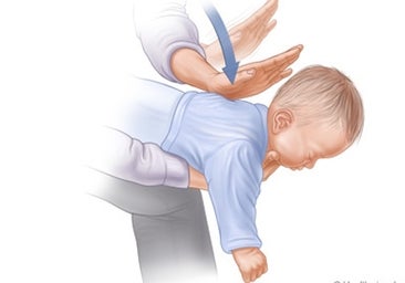 Un agente de la Policía Nacional evita la muerte por asfixia de un bebé en Córdoba