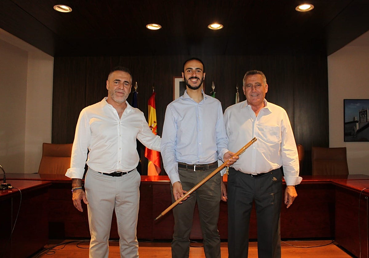 Vicente Tapia, a la izquierda, en la toma de posesión de su sucesor en la Alcaldía