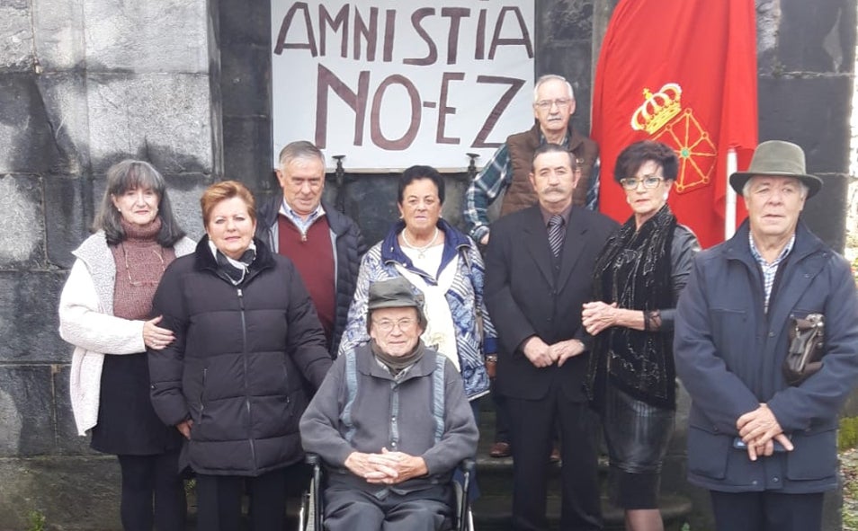 Imagen principal - En la a primera foto los constitucionalistas de Leiza posan junto a la pancarta. A la derecha, Silvestre Zubitur, concejal que encabezó la concentración. Por último, imagen de la pancarta que siguen poniendo estos días en el pueblo