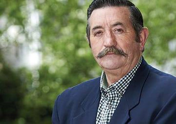 Imagen secundaria 1 - En la a primera foto los constitucionalistas de Leiza posan junto a la pancarta. A la derecha, Silvestre Zubitur, concejal que encabezó la concentración. Por último, imagen de la pancarta que siguen poniendo estos días en el pueblo