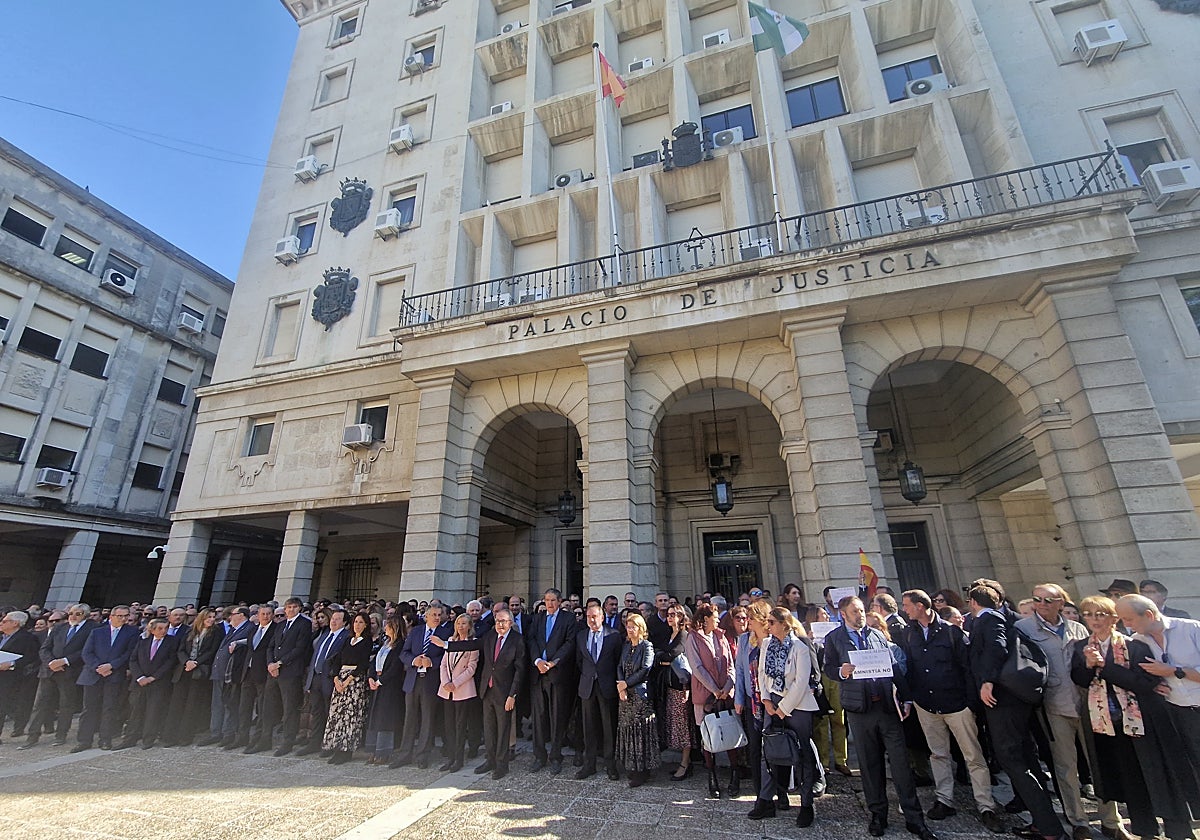 Jueces y magistrados, a las puertas de la Audiencia de Sevilla