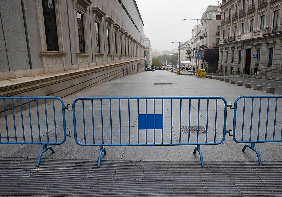 La carrera de San Jerónimo, cortada este martes para evitar protestas frente al Congreso