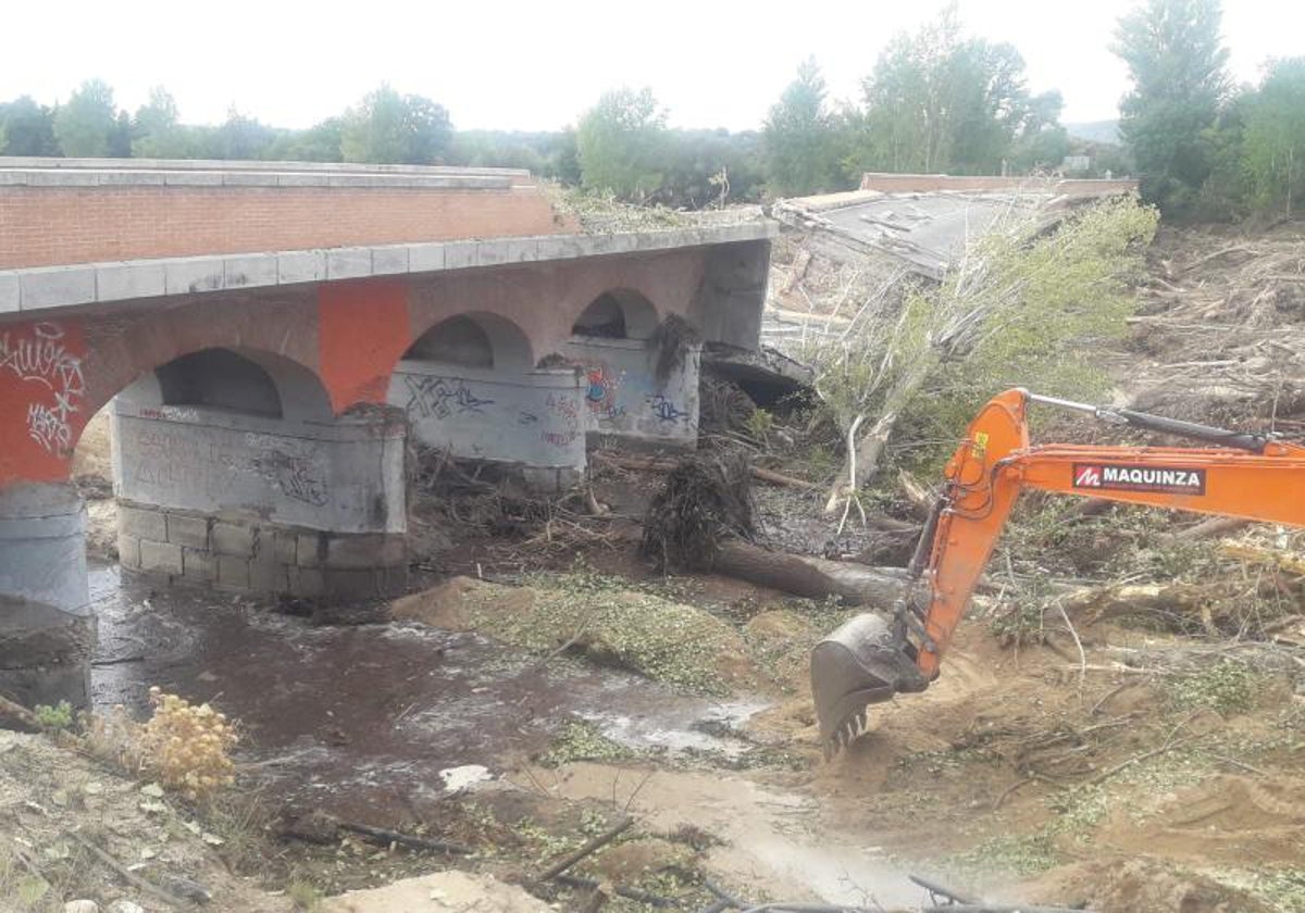 El puente de la Pedrera derrumbado, durante los trabajos de limpieza en el río Alberche