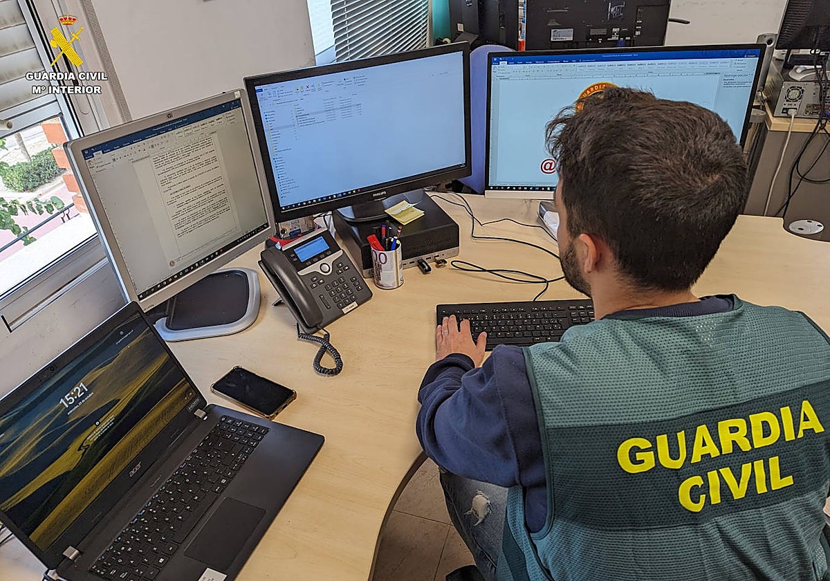 Imagen de un investigador de la Guardia Civil durante la instrucción del caso
