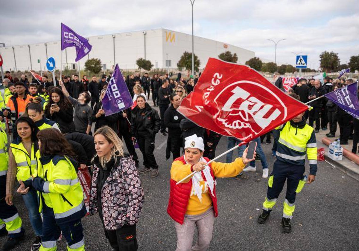 Trabajadores del sector de la logística de Guadalajara, este martes, concentrados a las puertas de una empresa