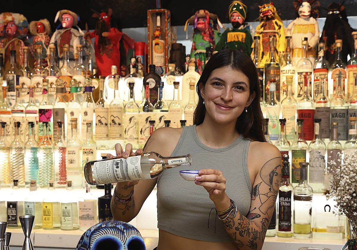 Aguilar tras el mostrador en el local de La Latina