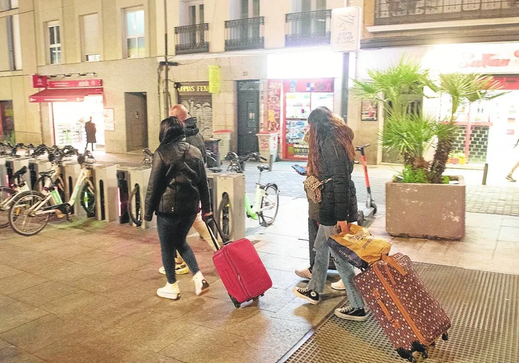 Turistas pasean con sus maletas por el centro de Madrid