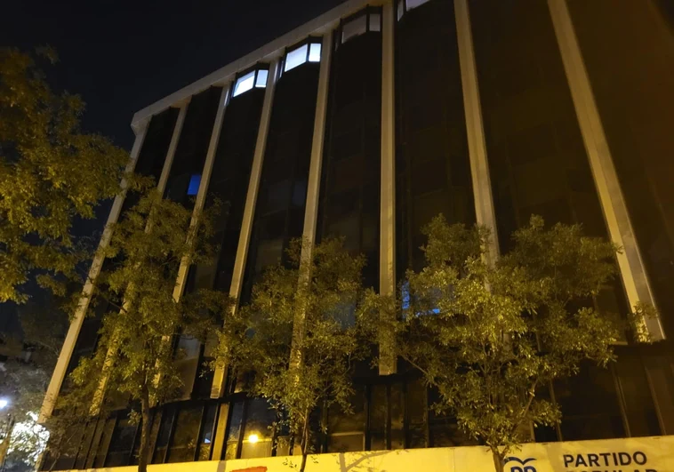 El equipo de discurso que ultimaba la intervención de Feijóo apagaba las luces de Génova pasadas las dos de la madrugada del martes