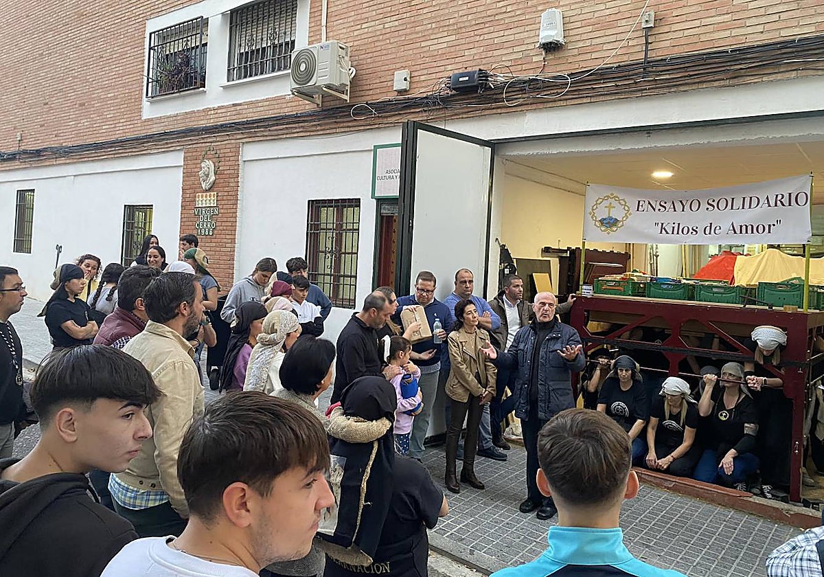 Comienzo del ensayo solidario 'Kilos de Amor', de la hermandad del Amor