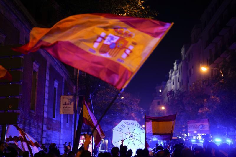 Protestas en la sede del PSOE de la madrileña calle Ferraz por decimotercer día. Cerca de cinco mil personas se concentran contra la amnistía en la primera sesión de la investidura de Pedro Sánchez