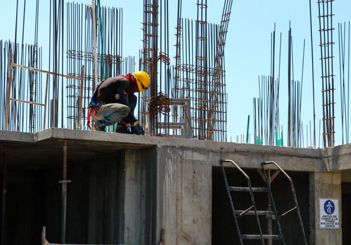 Un trabajador de la construcción en su puesto de trabajo en foto de archivo