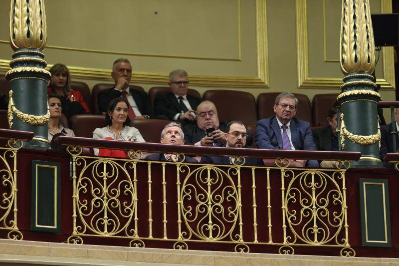 Asistentes al debate de investidura en la tribuna, entre los que se encuentran la exministra Reyes Maroto y el presidente de Asturias, Adrián Barbón