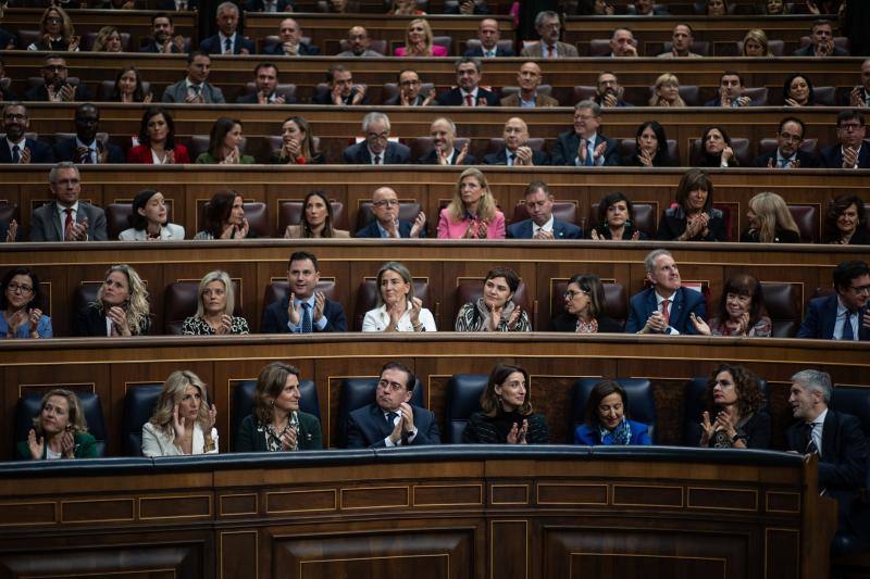 Diputados y ministros aplauden durante la intervención de Pedro Sánchez