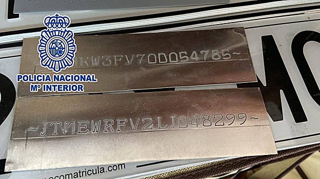 Imagen de dos números de bastidor falsos elaborados con maquinaria sofisticada